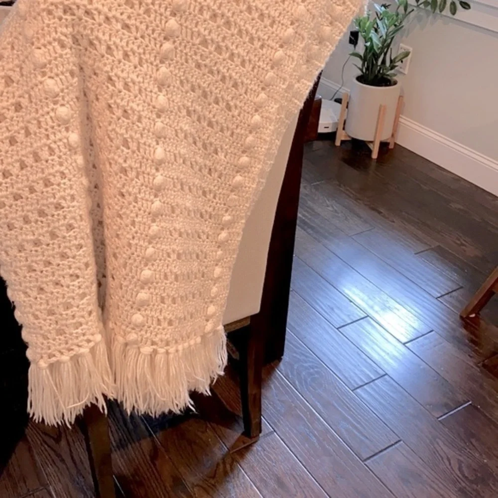 Gorgeous vintage ivory color throw blanket with fringe